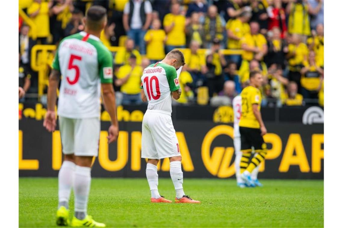 Der FC Augsburg schied in der ersten DFB-Pokalrunde aus und kam beim BVB unter die Räder. Foto: Guido Kirchner