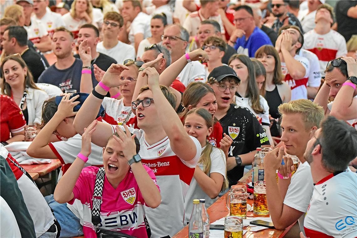 Der FC Bayern erzielt das 1:0. Inmitten der enttäuchten VfB Fans jubelt eine jun...