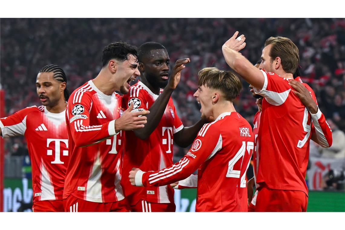Der FC Bayern jubelt weiter über Tore von Lennart Karl (m).