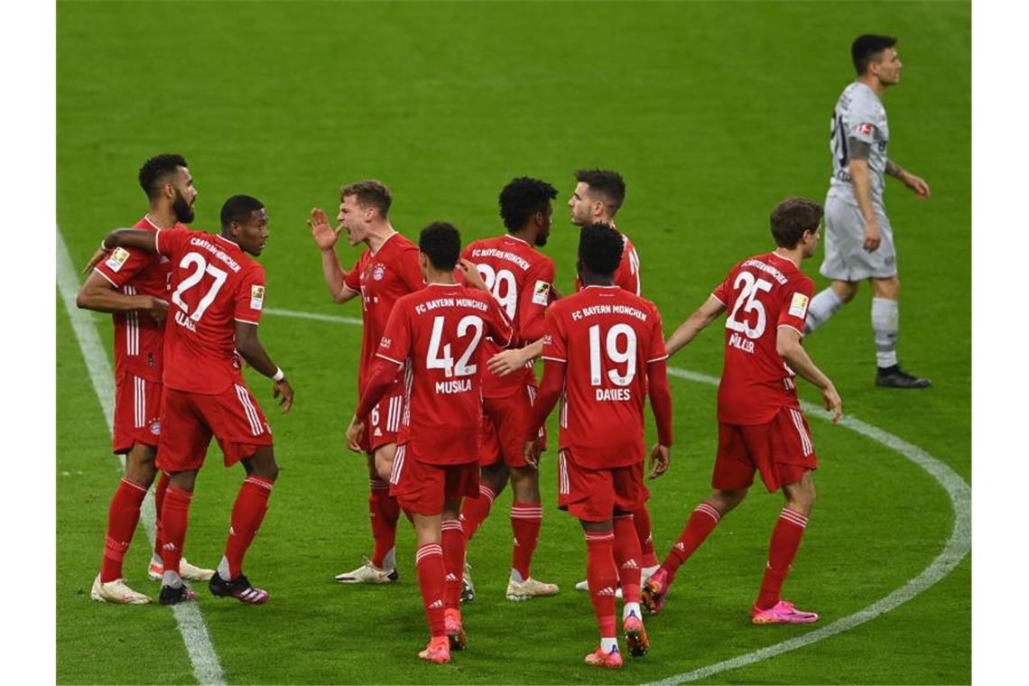 Vierter Schalke-Abstieg perfekt - Bayern meisterlich Der FC Bayern machte durch den Sieg gegen Leverkusen einen großen Schritt Richtung Meisterschaft. Foto: Christof Stache/AFP Pool/dpa