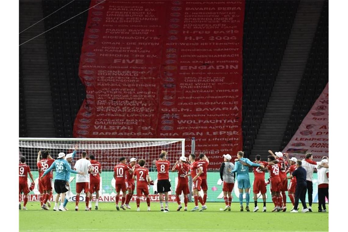 Der FC Bayern München feierte vor der leeren Kurve im Berliner Olympiastadion. Foto: John Macdougall/AFP/POOL/dpa