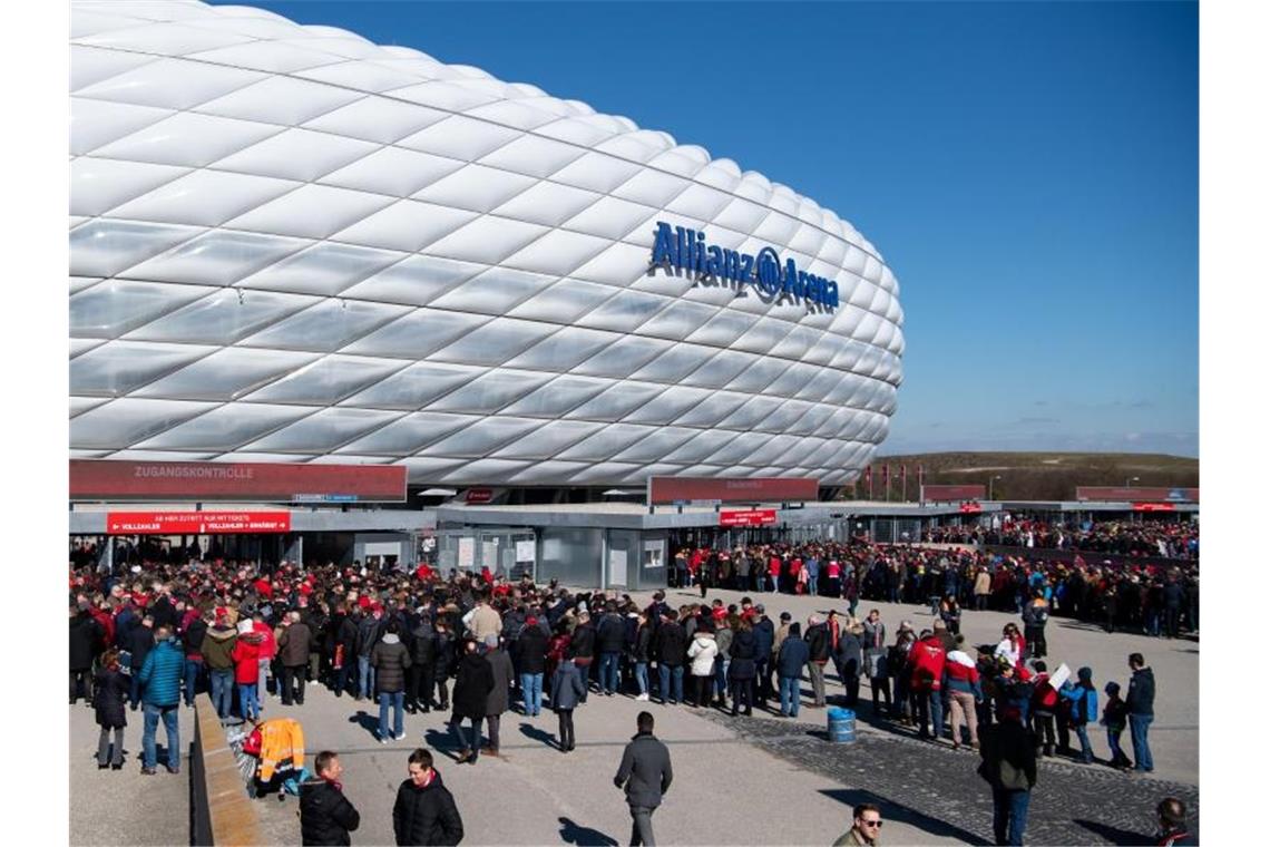 Der FC Bayern München rechnet für das Eröffnungsspiel gegen Schalke mit bis zu 15.000 Zuschauern in der Allianz Arena. Foto: Sven Hoppe/dpa