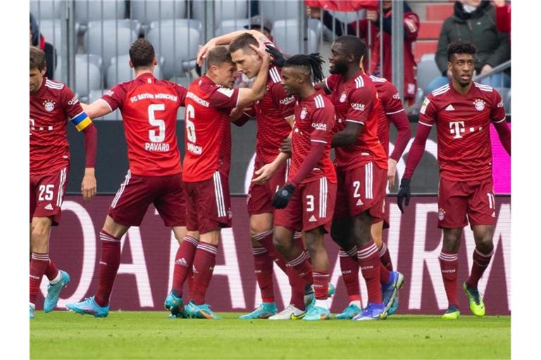 Der FC Bayern München um Abwehr-Chef Niklas Süle (M.) spielte nur unentschieden gegen Leverkusen. Foto: Sven Hoppe/dpa