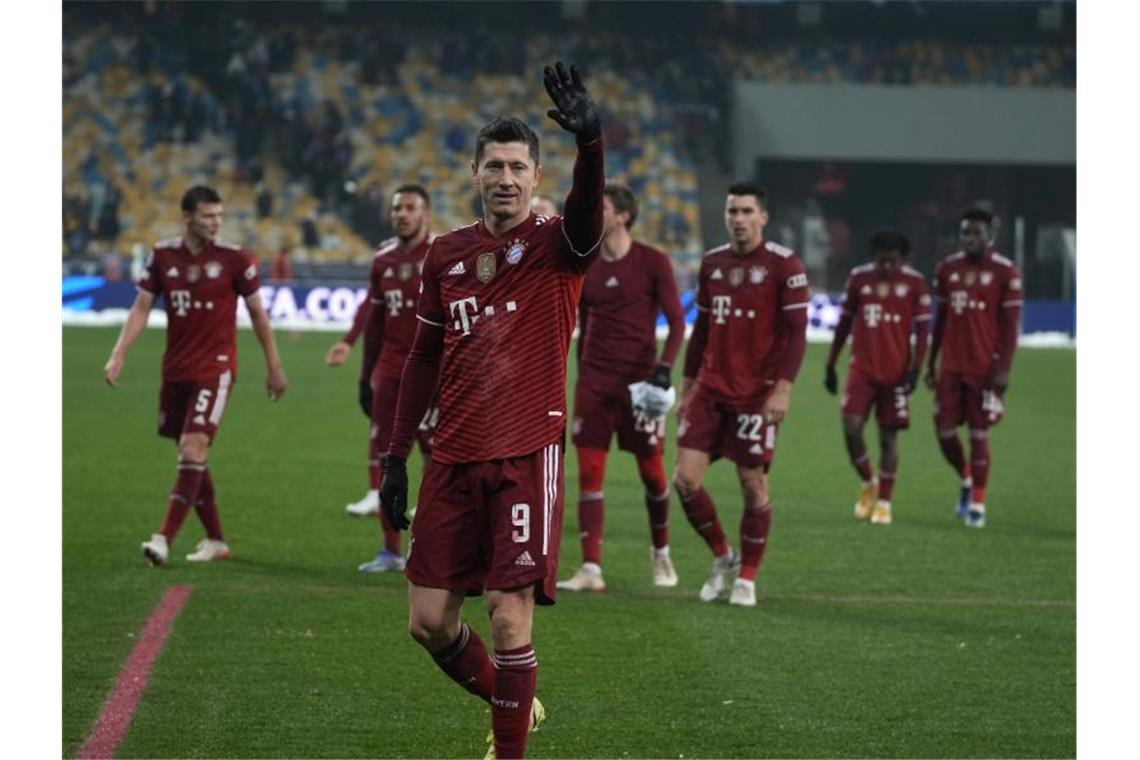 Impfkunde erfreut Nagelsmann - Katar nächstes Reizthema Der FC Bayern München um Robert Lewandowski (v) siegte in Kiew. Foto: Efrem Lukatsky/AP/dpa