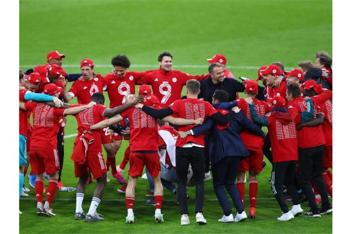 Flick vollendet sein Bayern-Werk - Auch 9. Titel gibt „Kick“ Der FC Bayern München wurde zum neunten Mal in Folge deutscher Fußball-Meister. Foto: Peter Kneffel/dpa-Pool/dpa