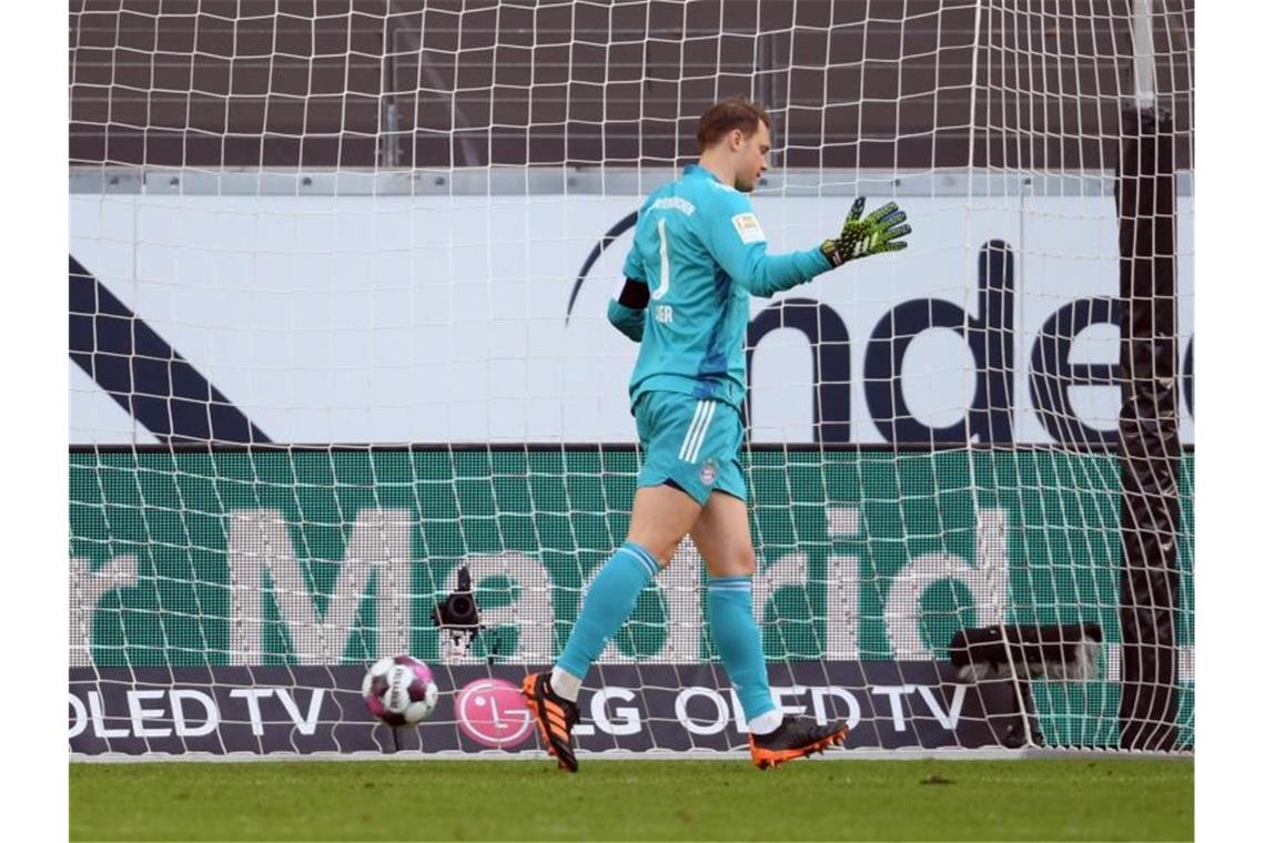 Der FC Bayern um Nationaltorhüter Manuel Neuer verlor in Frankfurt. Foto: Arne Dedert/dpa