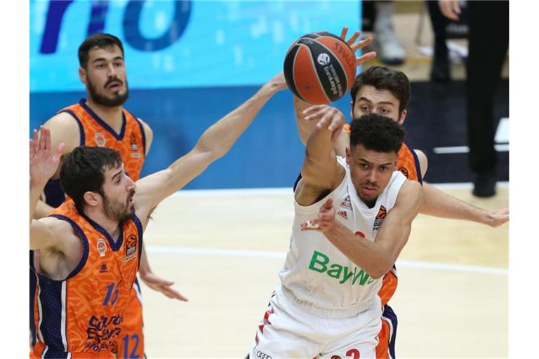 Der FC Bayern um Starspieler Wade Baldwin IV (r) verlor in Valencia. Foto: Alberto Saiz/dpa