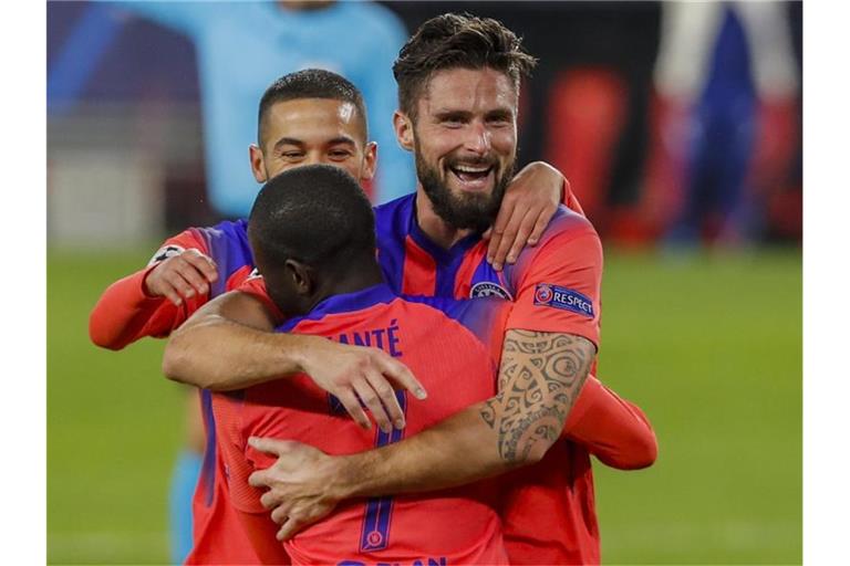 Der FC Chelsea feierte Stürmer Olivier Giroud (r). Foto: Angel Fernandez/AP/dpa