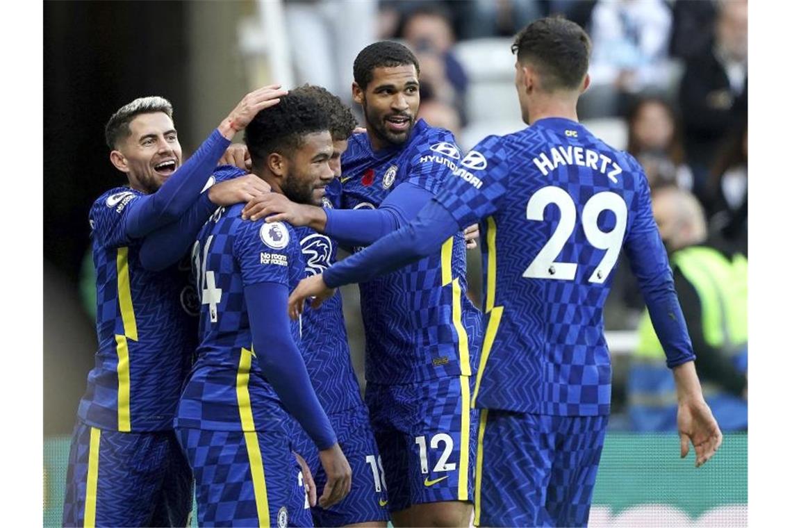 Chelsea baut Tabellenführung aus - Liverpool patzt zuhause Der FC Chelsea steht weiter an der Spitze der Premier League. Foto: Owen Humphreys/PA/AP/dpa