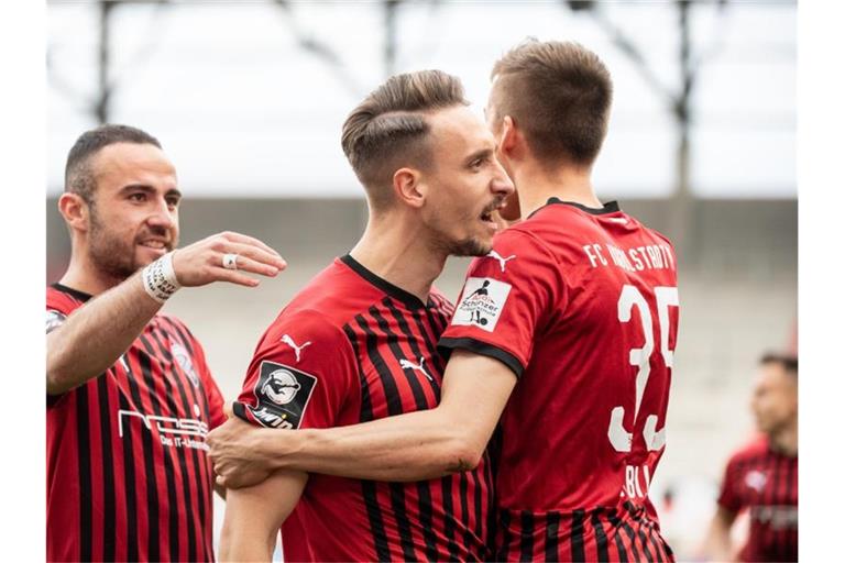 Der FC Ingolstadt um Tobias Schröck (M.) will in die zweite Liga aufsteigen. Foto: Matthias Balk/dpa