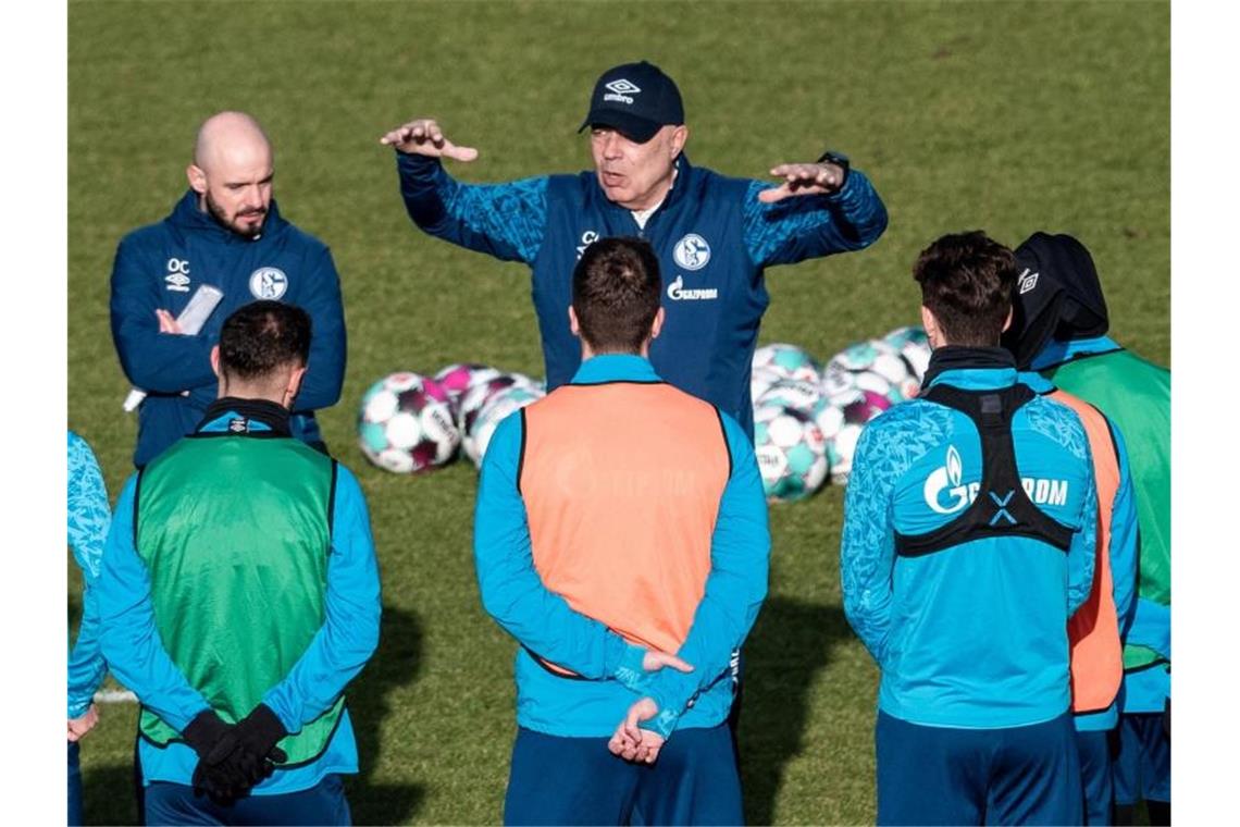 Der FC Schalke 04 erhofft sich vom neuen Trainer Christian Gross (M.) den Aufschwung. Foto: Fabian Strauch/dpa