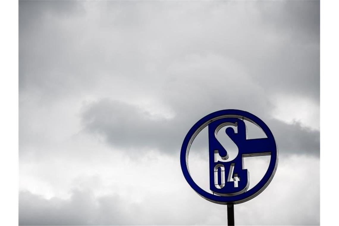 Der FC Schalke 04 gibt beim Sturzflug in die 2. Liga ein Bild des Grauens ab. Foto: Fabian Strauch/dpa