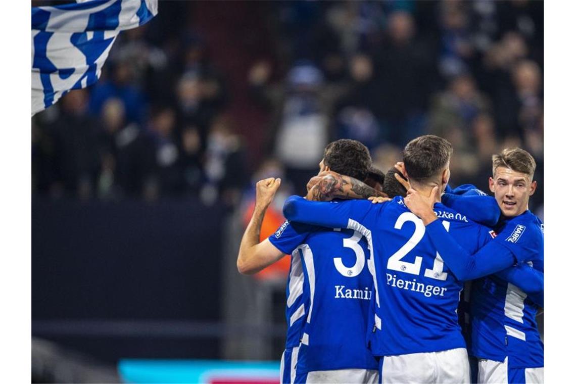 Der FC Schalke 04 trifft im DFB-Pokal auf 1860 München. Foto: David Inderlied/dpa