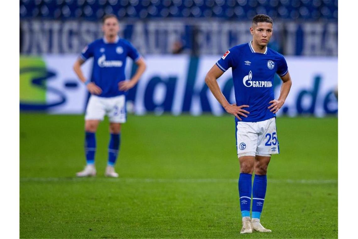 Schalker Frustration: Nun zum Siegen verdammt Der FC Schalke 04 um Amine Harit (r) wartet weiter auf einen Sieg. Foto: Guido Kirchner/dpa