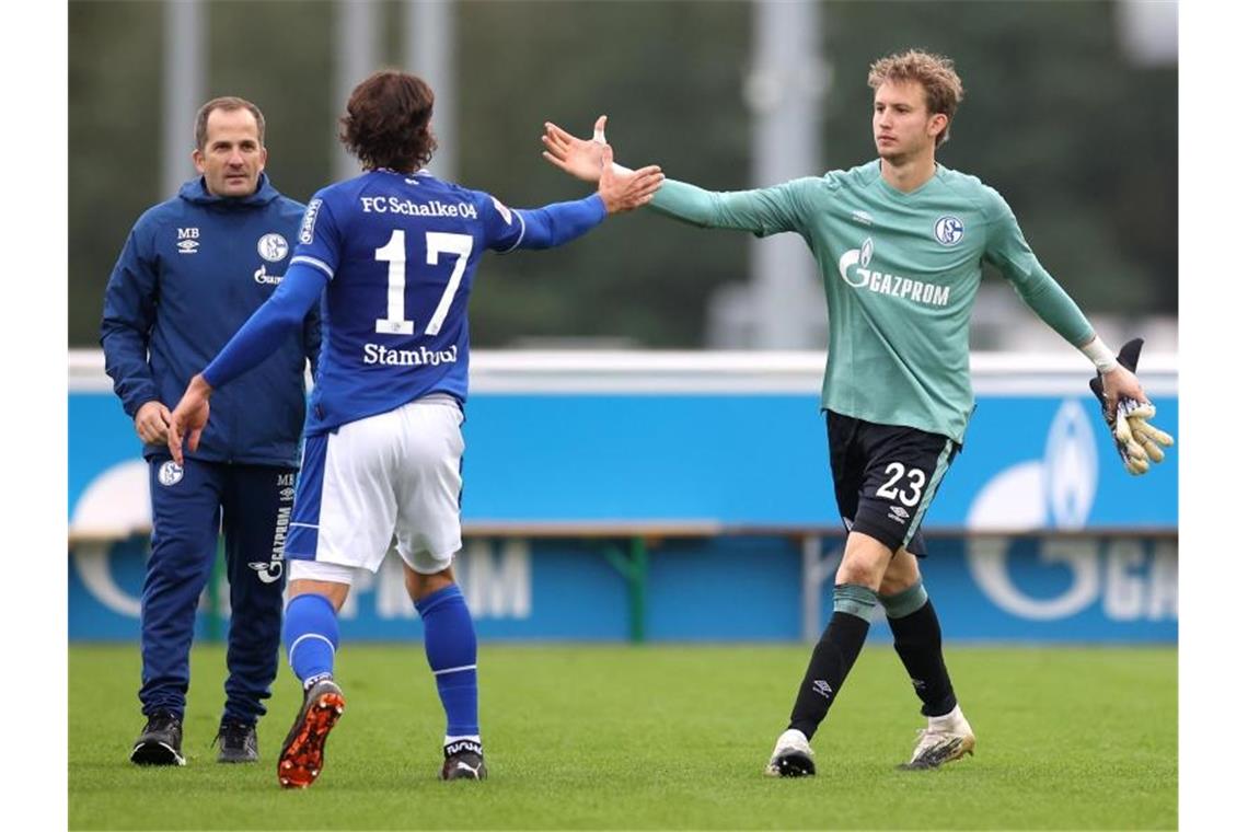Der FC Schalke 04 um Torwart Frederik Rönnow, Benjamin Stambouli und Trainer Manuel Baum (r-l) möchte endlich drei Punkte. Foto: Guido Kirchner/dpa