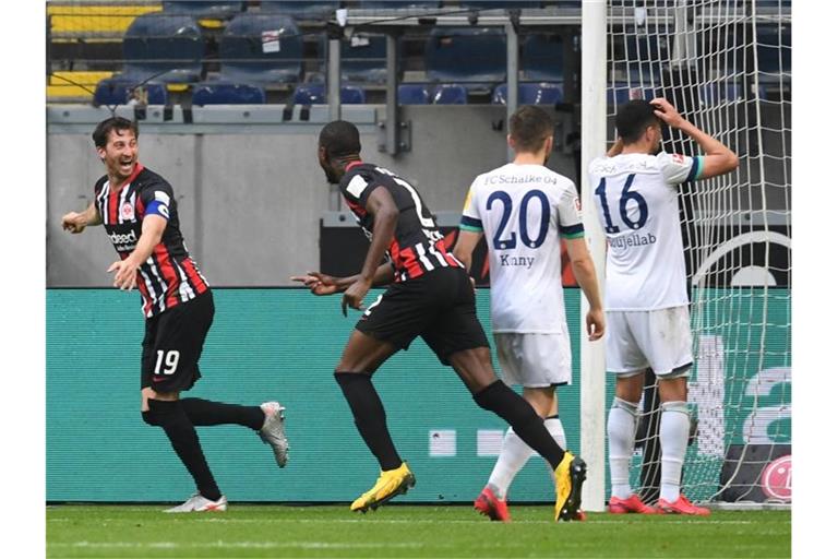 Der FC Schalke 04 verlor auch in Frankfurt. Foto: Arne Dedert/dpa