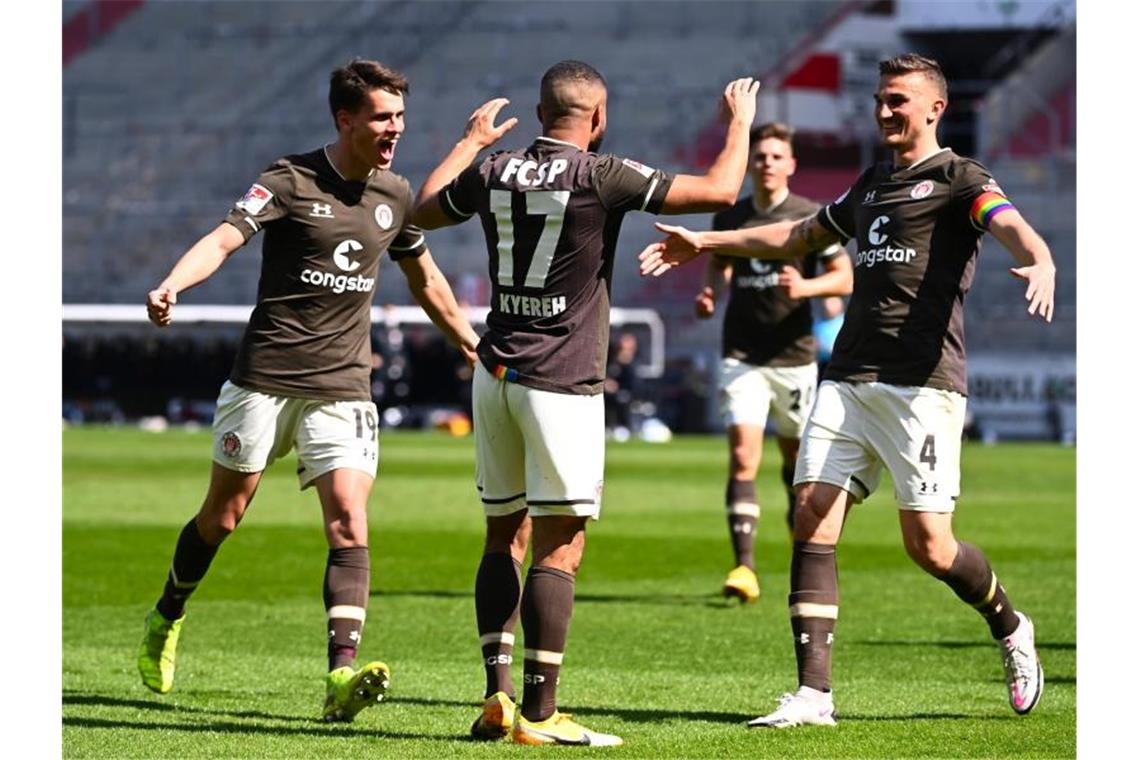 St. Pauli fertigt Würzburg ab und rückt an Spitze heran Der FC St. Pauli feierte einen souveränen Heimsieg. Foto: Oliver Hardt/Getty Images Europe/Pool/dpa