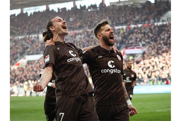 Der FC St. Pauli festigt seine Tabellenführung. Foto: Christian Charisius/dpa