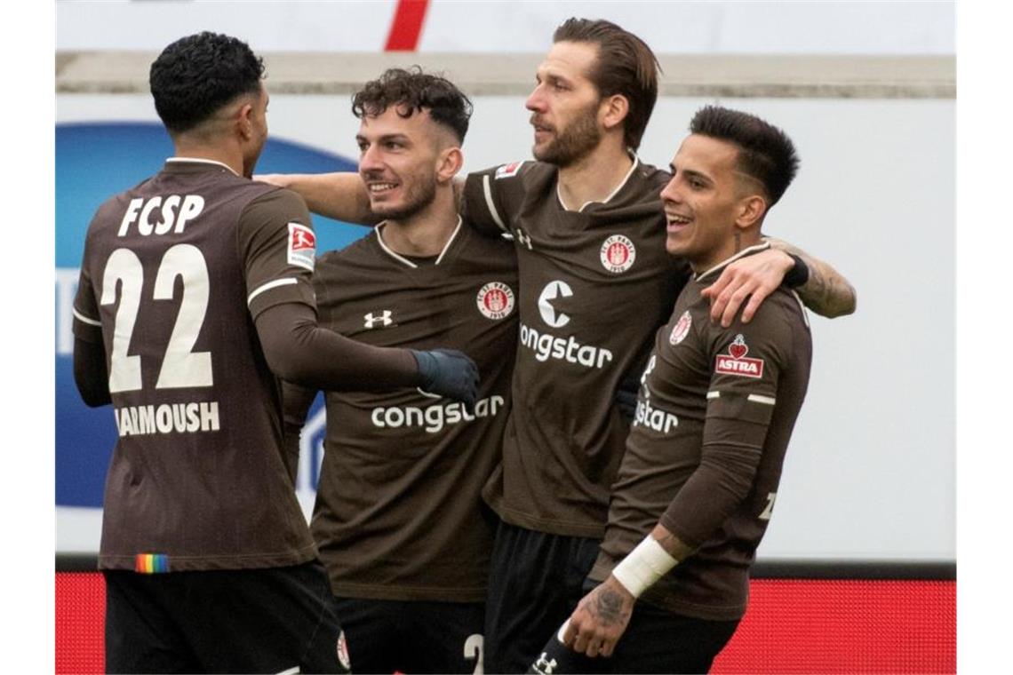 HSV setzt sich nach Bochum-Patzer ab - Nürnberg patzt erneut Der FC St. Pauli ging nach einer turbulenten Partie als Sieger in Heidenheim vom Platz. Foto: Stefan Puchner/dpa