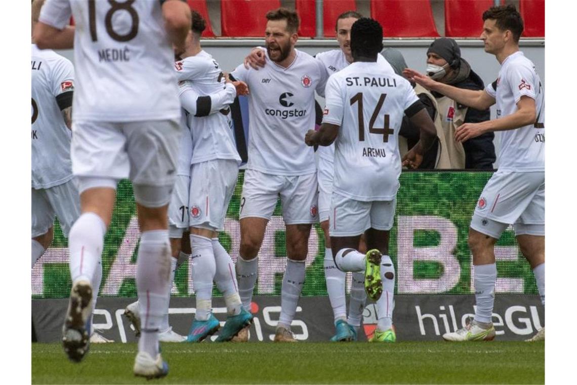 Darmstadt und St. Pauli legen im Aufstiegsrennen vor Der FC St. Pauli um Torjäger Guido Burgstaller (M) setzte sich in Ingolstadt durch. Foto: Stefan Puchner/dpa