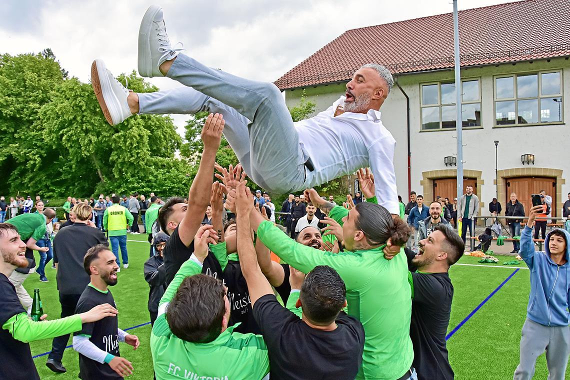 FC Viktoria Backnang ist Meister der Fußball-Kreisliga B2 Der FC Viktoria Backnang lässt seinen Trainer Ümit Karaca nach dem Gewinn des Meistertitels hochleben. Foto: Tobias Sellmaier