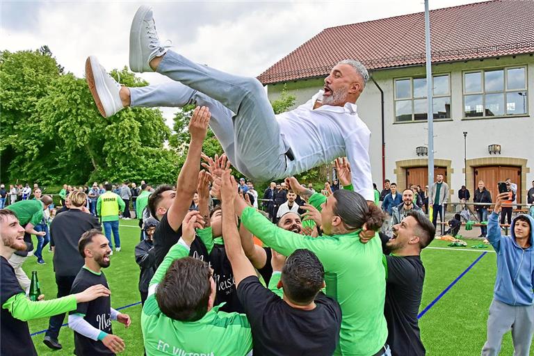 Der FC Viktoria Backnang lässt seinen Trainer Ümit Karaca nach dem Gewinn des Meistertitels hochleben. Foto: Tobias Sellmaier