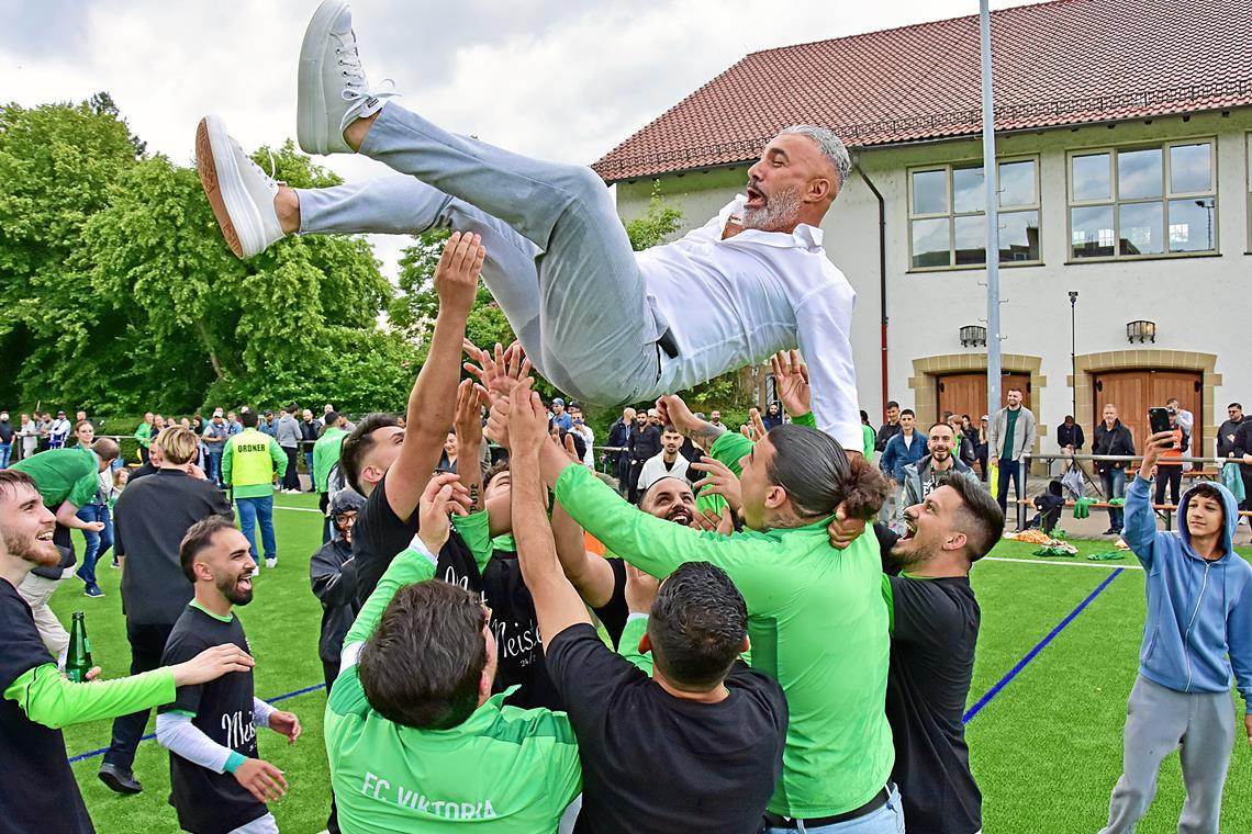 Meisterstück des FC Viktoria Backnang mit unschönem Nachspiel Der FC Viktoria Backnang lässt seinen Trainer Ümit Karaca nach dem Gewinn des Meistertitels hochleben. Foto: Tobias Sellmaier
