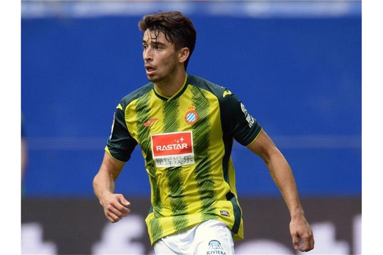 Der FC Bayern München hat den spanischen defensiven Mittelfeldspieler Marc Roca verpflichtet. Foto: Daniel Reinhardt/dpa