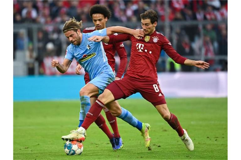 Der FC Bayern München muss vor dem Bundesliga-Topspiel weiter um den angeschlagenen Nationalspieler Leon Goretzka (r) bangen. Foto: Sven Hoppe/dpa