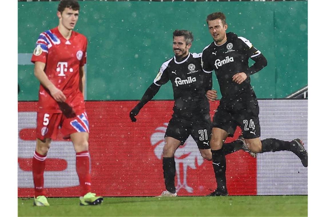 Der FC Bayern München um Benjamin Pavard (l) verlor bei Holstein Kiel. Foto: Christian Charisius/dpa