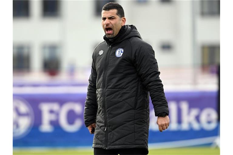 Der FC Schalke 04 trennt sich von Trainer Dimitrios Grammozis. Foto: Federico Gambarini/dpa