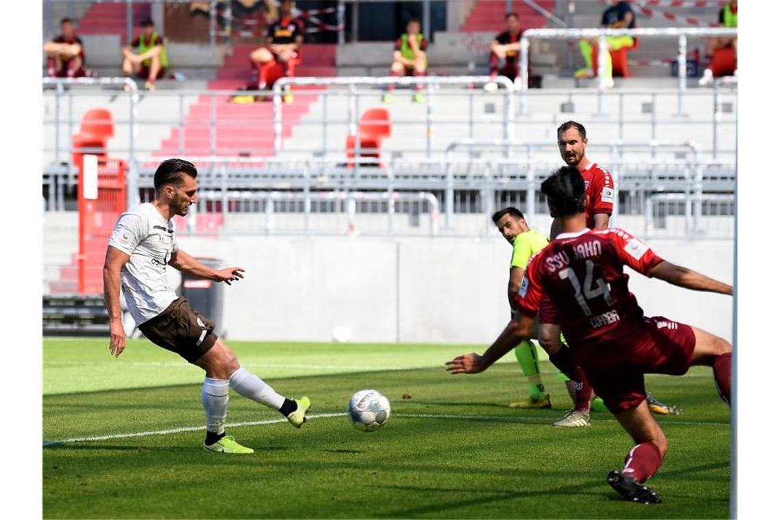 Der FC St. Pauli um Torschütze Dimitrios Diamantakos (l) schaffte den Klassenerhalt. Foto: Stuart Franklin/Getty-Pool/dpa