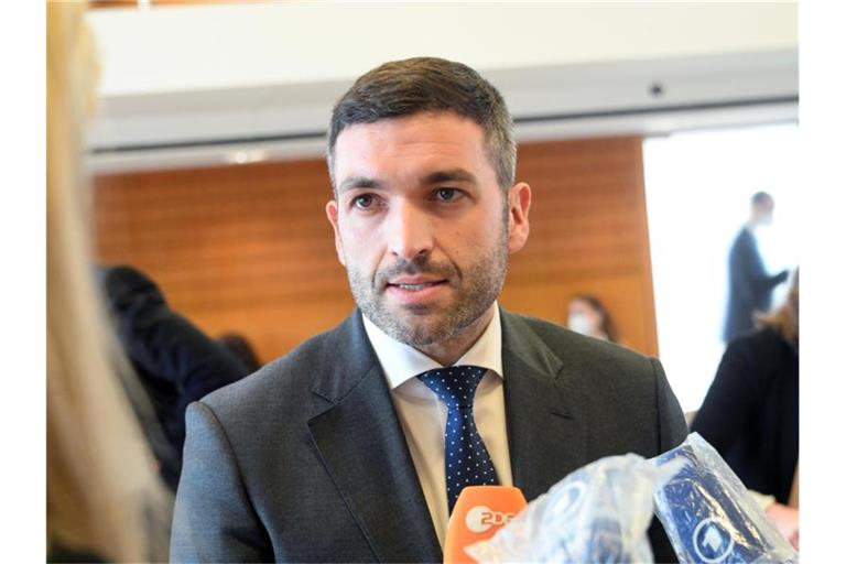 Der FDP-Abgeordnete Konstantin Kuhle will wissen, wie viele Mitarbeiter der Verfassungsschutz im Ausland hat. Auskunft bekam er bislang nicht. Foto: Uli Deck/dpa