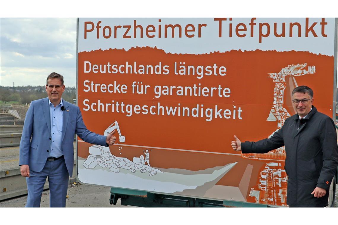 „Pforzheimer Tiefpunkt“ – Stadt nimmt sich mit Schild selbst auf die Schippe Der FDP-Landtagsabgeordnete Erik Schweickert (links) und Oliver Reitz, Leiter der Wirtschaftsförderung und des Marketings der Stadt Pforzheim, präsentieren das Schild.