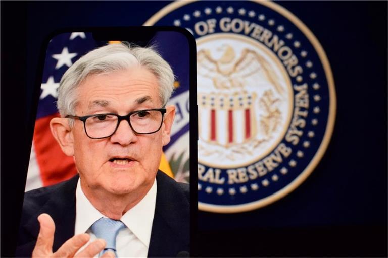Der FED-Zinsentscheid am 17. September 2025 wird live übertragen. Uhrzeit, Livestream-Link & Erwartungen an die Pressekonferenz im Überblick.