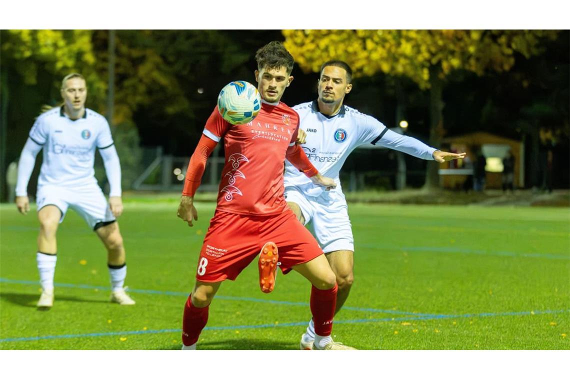 Der Fellbacher Torjäger Rafael Terpsiadis (vorn) hat sich im Spiel gegen Calcio Leinfelden-Echterdingen einen Muskelfaserriss zugezogen.