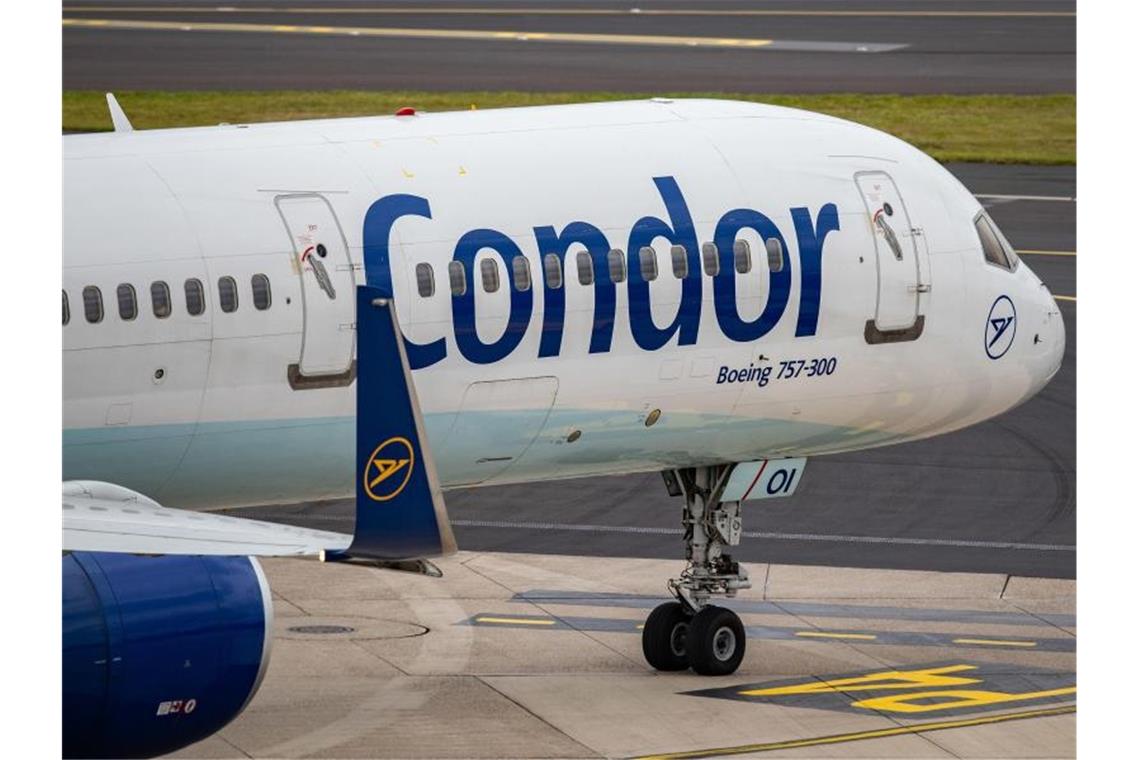 Heiße Phase zur Rettung des Ferienfliegers Condor beginnt Der Ferienflieger Condor ist mit 58 Flugzeugen und rund 4900 Mitarbeitern ein wichtiger Partner verschiedener Reiseveranstalter. Foto: Marcel Kusch/dpa