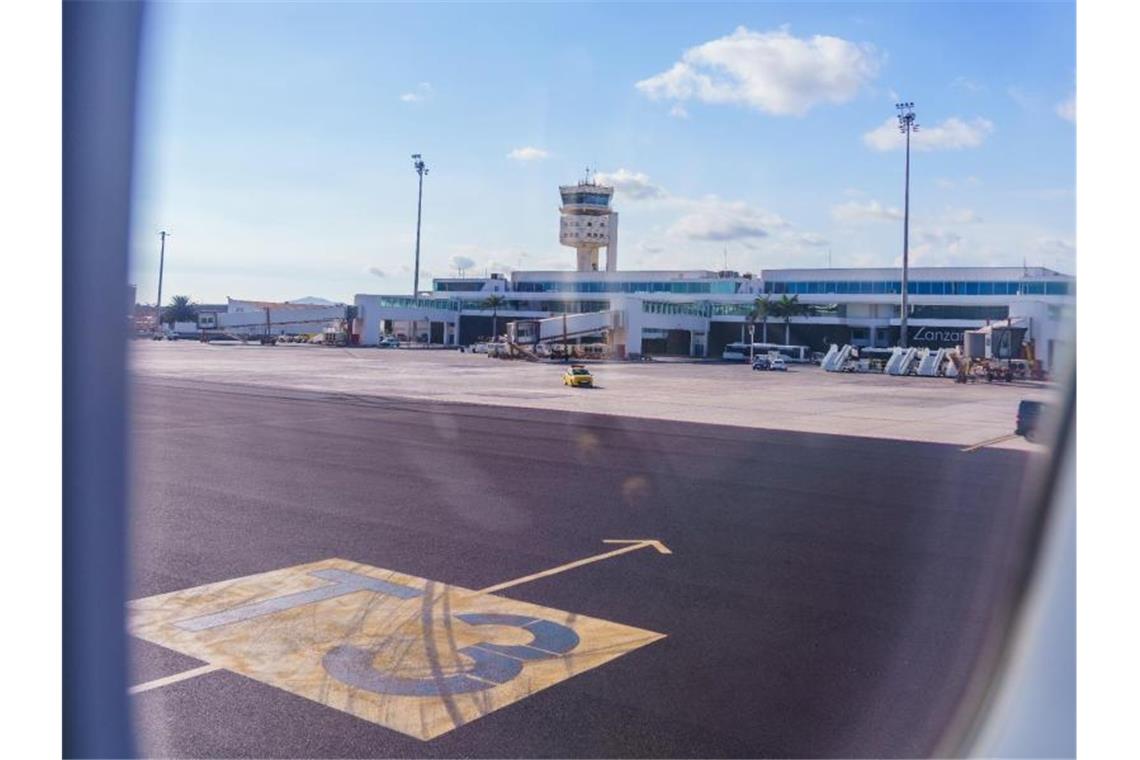 Ferienflieger nach Notlandung in Hamburg angekommen Der Ferienflieger startete am Flughafen auf Lanzarote. Ziel: Hamburg. Foto: Andreas Arnold/dpa