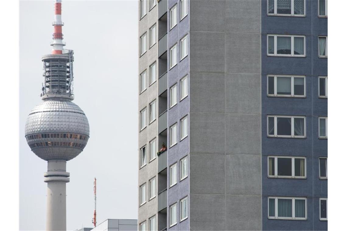 Der Fernsehturm ist hinter einem Wohnblock in Berlin-Mitte zu sehen. Bezüglich illegaler Ferienwohnungen wurden in Berlin Bußgelder in Millionenhöhe erhohen. Foto: picture alliance / Bernd von Jutrczenka/dpa