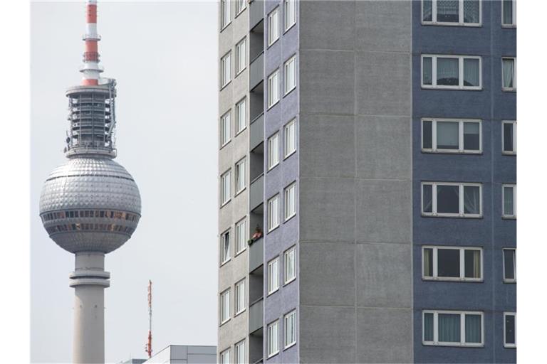 Der Fernsehturm ist hinter einem Wohnblock in Berlin-Mitte zu sehen. Bezüglich illegaler Ferienwohnungen wurden in Berlin Bußgelder in Millionenhöhe erhohen. Foto: picture alliance / Bernd von Jutrczenka/dpa