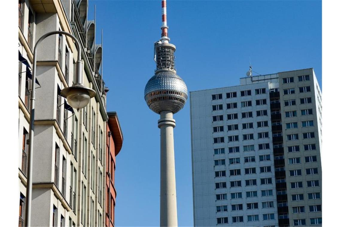 Mieter und Vermieter warten weiter auf Mietendeckel-Urteil Der Fernsehturm ist zwischen sanierten Altbauten und einem Plattenbau-Hochhaus zu sehen. Foto: Jens Kalaene/dpa-Zentralbild/dpa