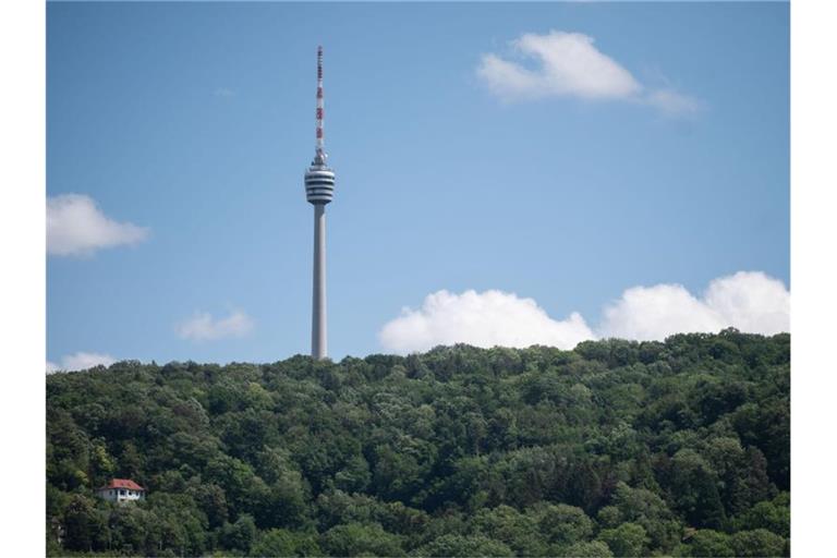 Der Fernsehturm zeichnet sich gegen einen Wolkenhimmel ab. Foto: Marijan Murat/dpa/Archivbild