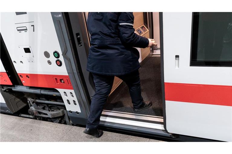 Der Fernverkehr bei der Deutschen Bahn soll komfortabler werden. (Archivbild)