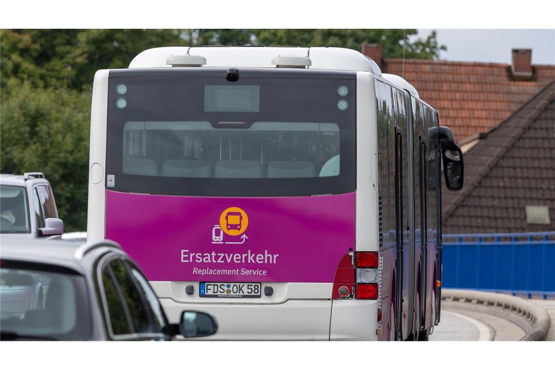 Der Fernverkehr zwischen Berlin und Hamburg wird über Stendal und Uelzen umgeleitet. Für Passagiere, die aus oder zu Orten zwischen den beiden deutschen Großstädten reisen, ist ein Ersatzverkehr mitt Bussen eingerichtet.