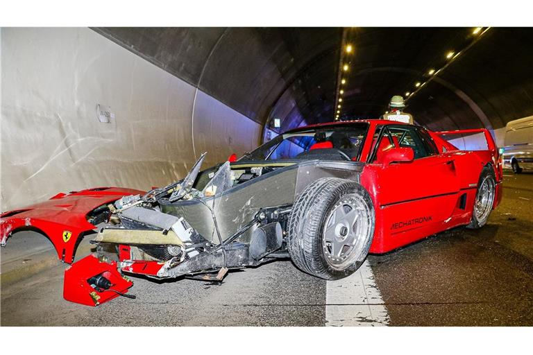 Der Ferrari kollidiert mit der Tunnelwand im Engelbergtunnel.