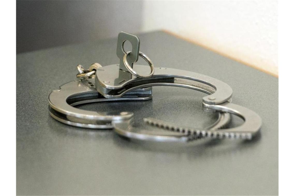 Deutscher nach Tod von Rentnerin in Thailand verhaftet Der festgenommene 52-Jährige wird auch in Deutschland per Haftbefehl gesucht. (Symbolbild). Foto: Armin Weigel/dpa