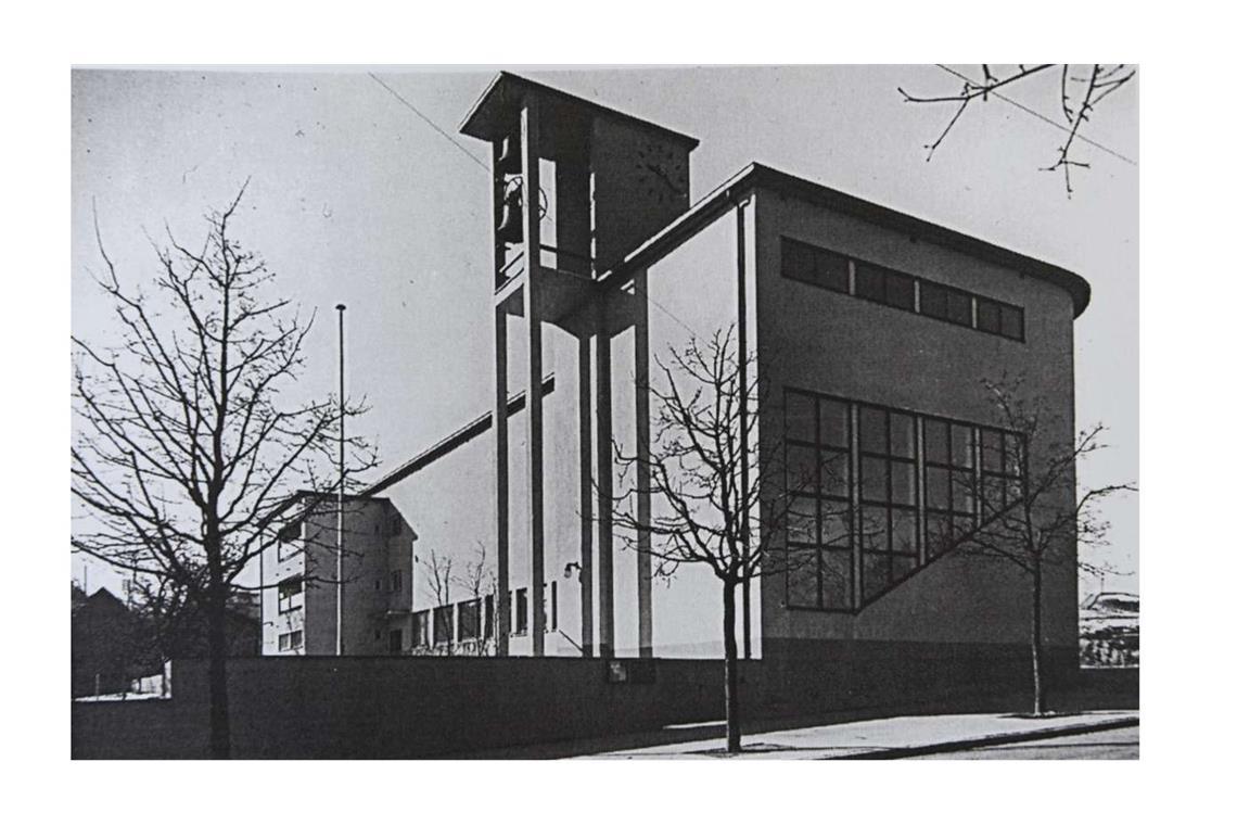 Der filigrane Glockenturm im Original und . . .