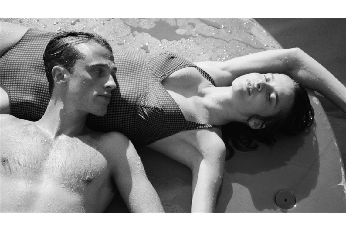 Der Film setzt stark auf Körperlichkeit: Benjamin Voisin (l) als Meursault geht mit  Rebecca Marder als Marie schwimmen und eine Liaison ein.