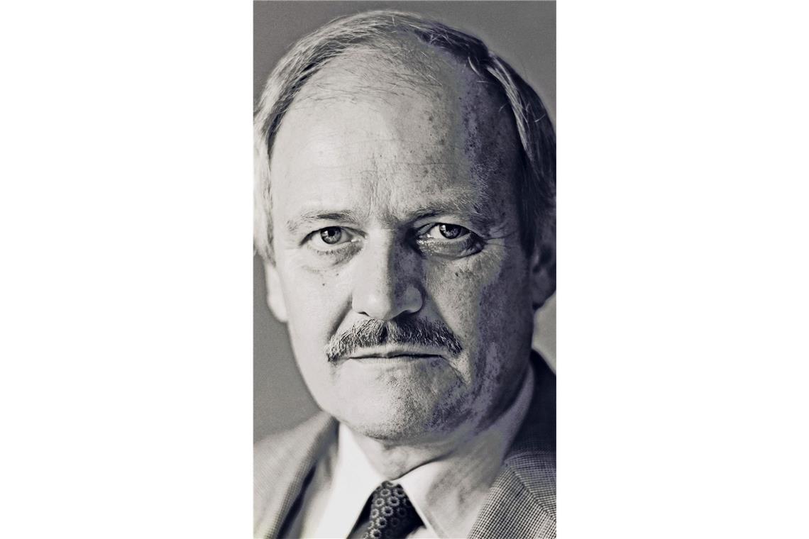 Der neue Porsche-Chef und seine Vorgänger – die Fotos der Mächtigen Der Finanzfachmann Heinz Branitzki steht rund zwei Jahre an der Spitze von Porsche: von 1988 bis März 1990. In seiner Zeit erholt sich Porsche von einer Krise, zu der unter anderem die zu große Abhängigkeit vom amerikanischen Markt beigetragen hat. Zum Vergleich: Porsche baute damals rund 30 000 Autos im Jahr. Heute sind es mehr als zehnmal so viele. 2022 lieferte Porsche 310 000 Fahrzeuge aus.