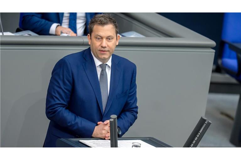Der Finanzminister bringt den Haushaltsentwurf in den Bundestag ein.